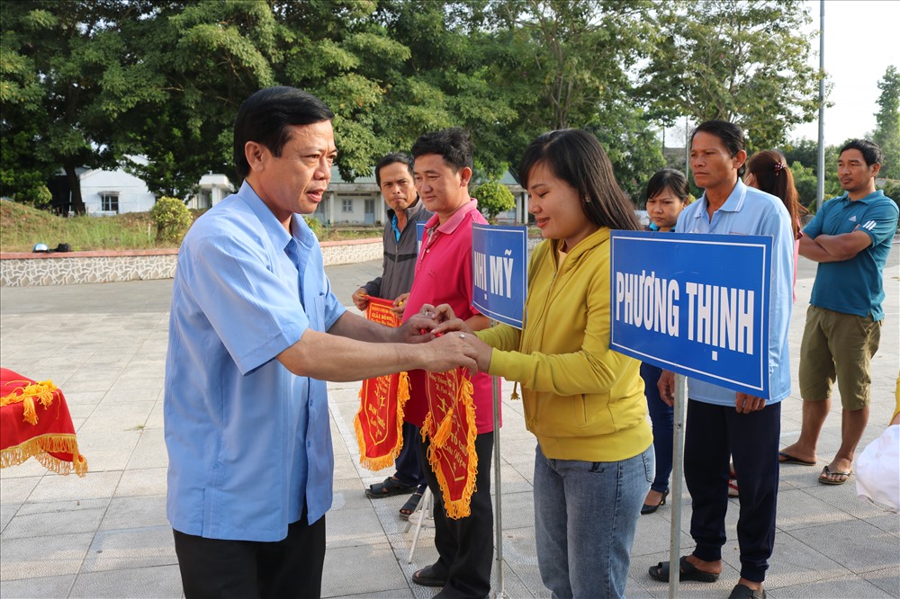 Đồng chí Bùi Tấn Phước - PCT UBND huyện Cao Lãnh trao cờ lưu niệm cho các đội dự thi. Ảnh: LN