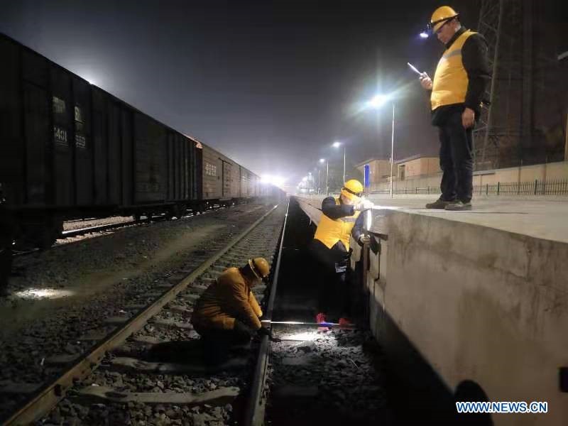 Nhân viên đường sắt đang kiểm tra lại sau khi trận động đất 6,4 độ xảy ra ở khu vực Tân Cương. Ảnh: Xinhua