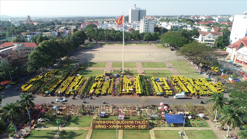 Chợ hoa Buôn Ma Thuột từ lâu trở thành nơi để nhiều gia đình, bạn trẻ tập trung để du xuân, chụp ảnh lưu  lại những khoảnh khắc đẹp trong những ngày cuối năm. Ảnh: HL