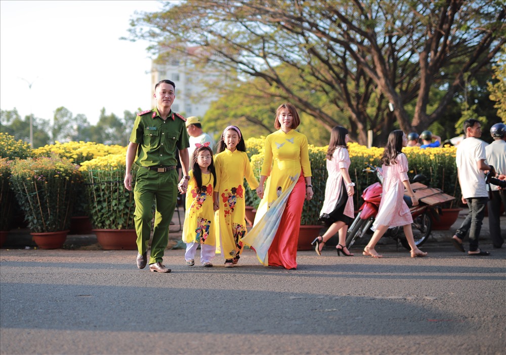 Ngày cận tết, chợ hoa TP. Buôn Ma Thuột trở nên tấp nập, hối hả bởi dòng người từ khắp nơi đổ xô về đây. Trong ảnh là gia đình chiến sĩ công an đi du xuân trong những ngày cuối năm. Ảnh: HL