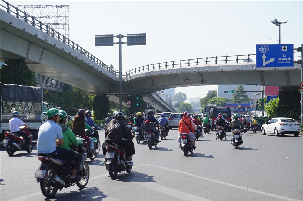Sáng 26 Tết, giao thông trên các tuyến đường về Tân Sơn Nhất khá thông thoáng.
