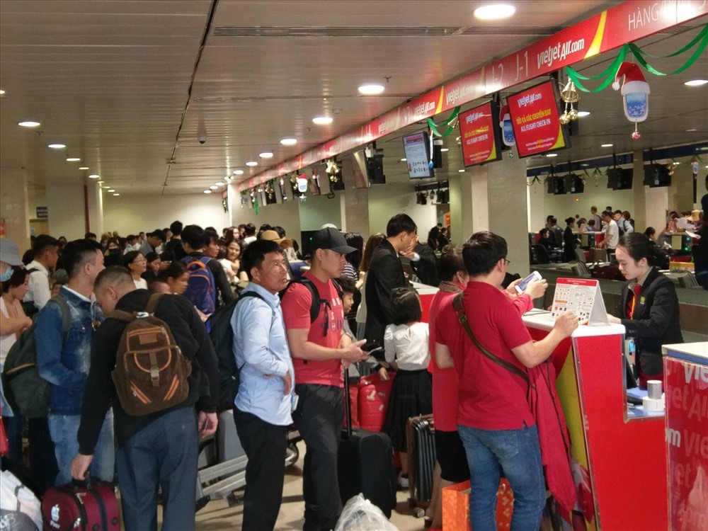 Tuy nhiên, bên trong ga quốc nội sân bay Tân Sơn Nhất đông nghịt người xếp hàng làm thủ tục.