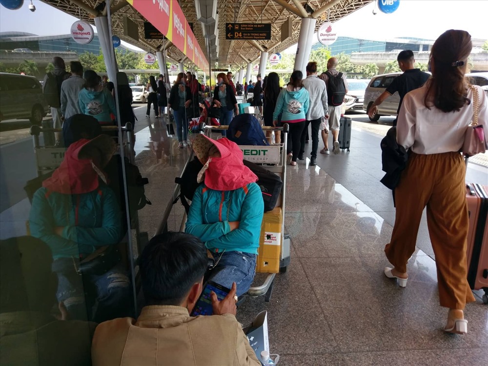 Hành khách vạ vật ở sân bay Tân Sơn Nhất vì đến sớm.