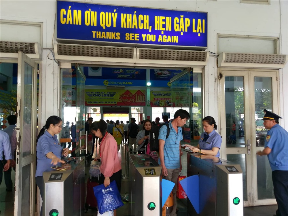 Tại ga Sài Gòn, cao điểm Tết mỗi ngày có 20 - 21 đoàn tàu chở 12.000 - 14.000 khách về quê ăn Tết. Hành khách đông nhưng xếp hàng trật tự qua cổng soát vé để vào ga lên tàu.