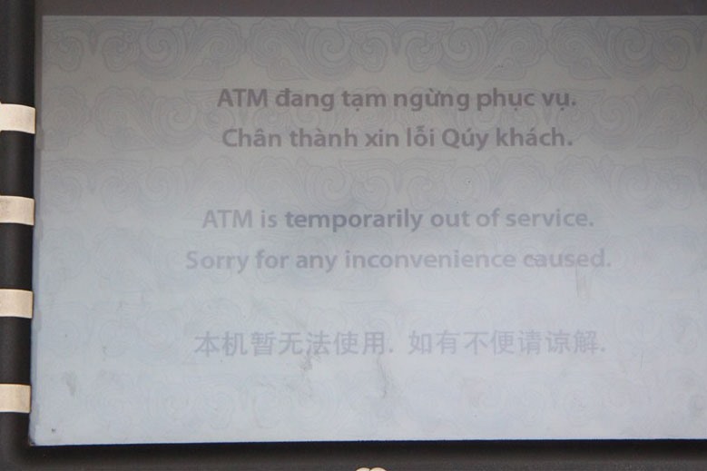 Máy ATM của ngân hàng BIDV tại thành phố Thủ Dầu báo ngưng hoạt động trưa 20.1. Ảnh: Đình Trọng