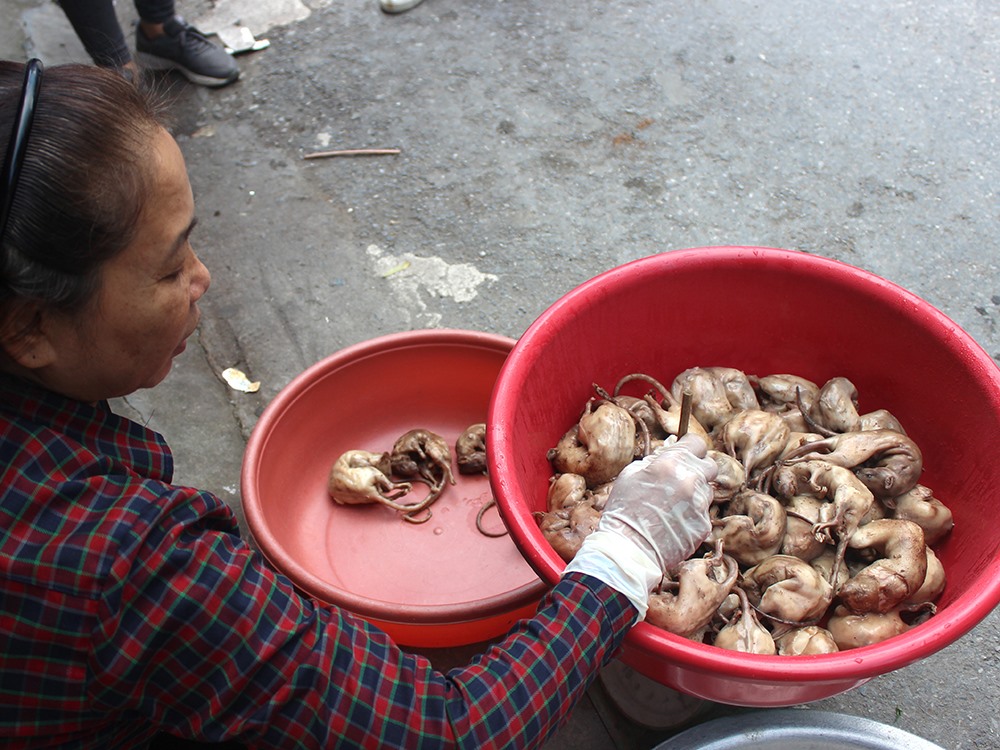 Những mẻ thịt chuột bày bán ngoài chợ. Ảnh: Hoa Dung