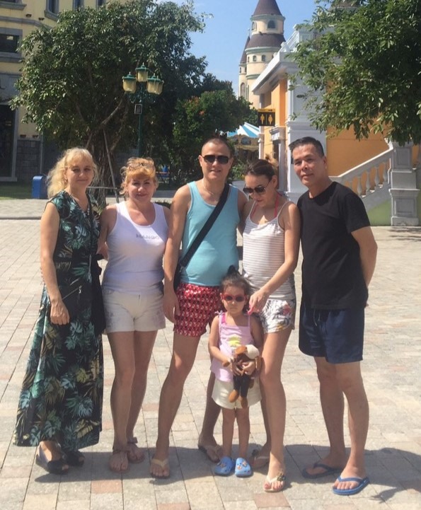 Con trai, con dâu, cháu gái và bà thông gia từ Nga về thăm gia đình chị Natalia. Ảnh: Gia đình cung cấp