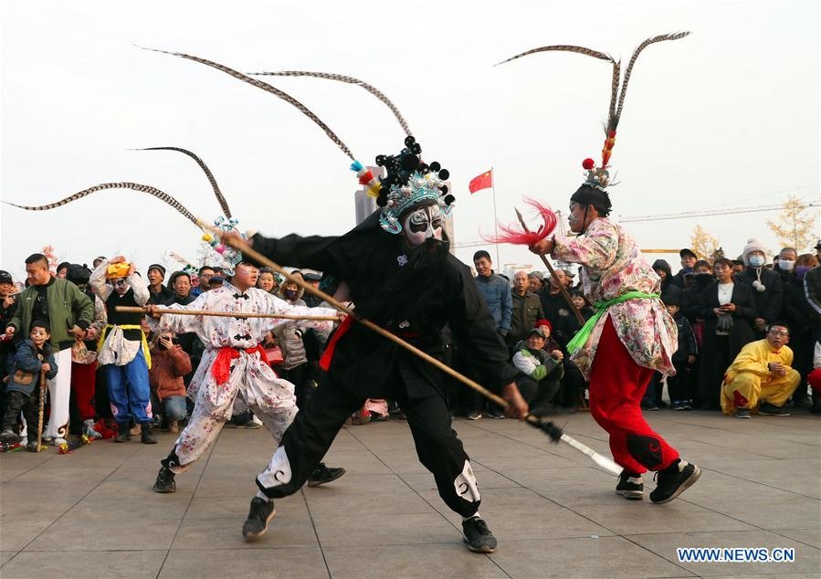 Các nghệ sĩ biểu diễn múa dân gian truyền thống trong sự kiện văn hoá chào mừng Tết Nguyên Đán tổ chức tại thành phố Thạch Gia Trang, tỉnh Hà Bắc, ngày 18.1.2020. Ảnh: Xinhua