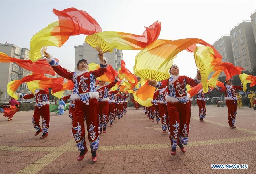 Các thành viên của đoàn nghệ thuật tập dượt điệu nhảy Yangge truyền thống chuẩn bị cho Tết Nguyên Đán sắp đến ở thành phố Lâm Nghi, tỉnh Sơn Đông, Trung Quốc, ngày 19.1.2020. Ảnh: Xinhua