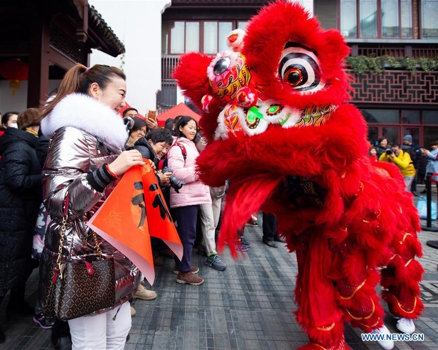 Các nghệ sĩ múa lân trong lễ hội dân gian tổ chức ở thành phố Nam Kinh, thủ phủ tỉnh Giang Tô, Trung Quốc, ngày 18.1.2020. Ảnh: Xinhua