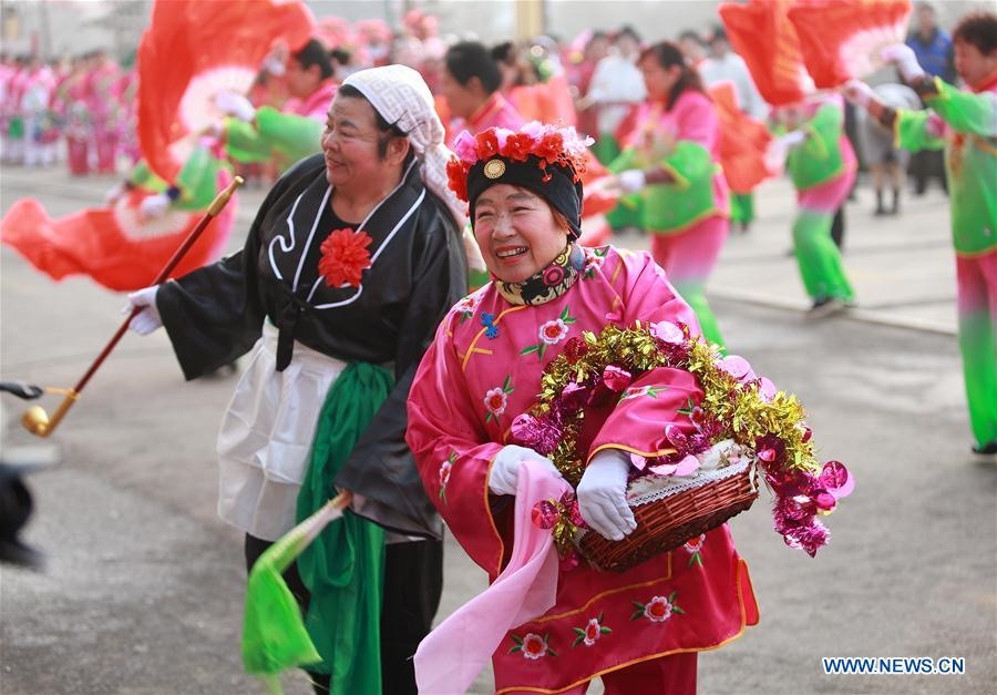 Các nghệ sĩ biểu diễn múa dân gian ở sự kiện văn hoá chào mừng Tết Nguyên Đán ở thành phố Uy Hải, tỉnh Sơn Đông, Trung Quốc, ngày 19.1.2020. Ảnh: Xinhua
