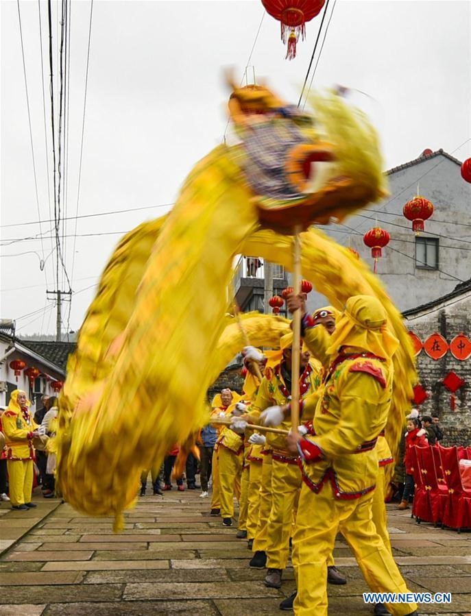 Các nghệ sĩ biểu diễn múa rồng tại thành phố Hồ Châu, tỉnh Chiết Giang, Trung Quốc, ngày 18.1.2020. Ảnh: Xinhua