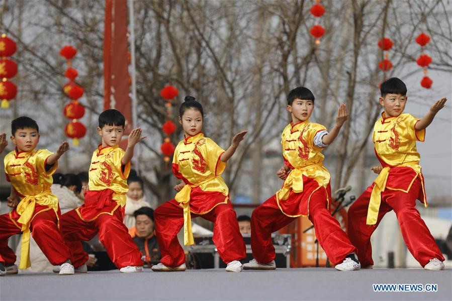 Các em thiếu nhi biểu diễn võ Kungfu trong sự kiện văn hoá chào mừng năm mới ở thành phố Bình Đỉnh Sơn, tỉnh Hà Nam, Trung Quốc ngày 18.1. Ảnh: Xinhua