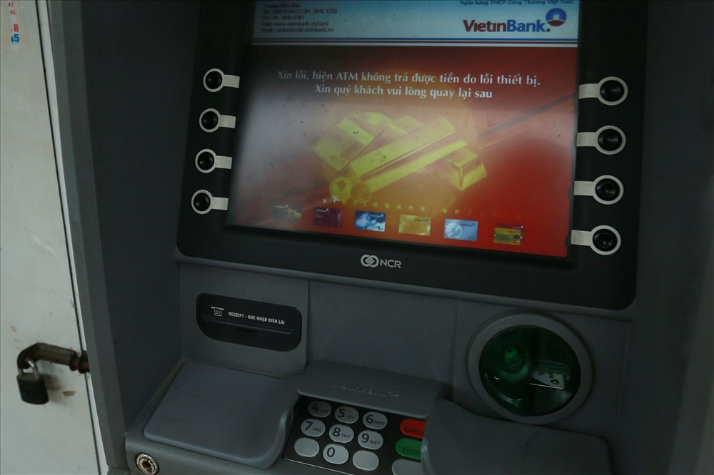 Một máy ATM của Vietinbank tại KCN Quang Minh không thể trả tiền do lỗi thiết bị. Ảnh: Hải Nguyễn