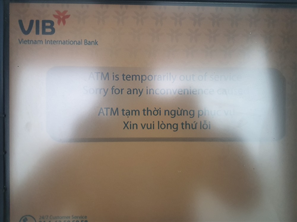 Máy ATM của ngân hàng VIB xuất hiện thông báo tạm thời ngừng phục vụ. Ảnh: T.C