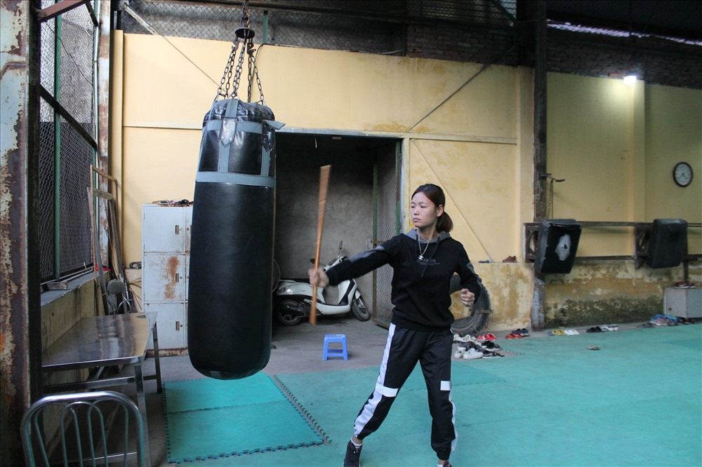 Chiều cuối năm, vận động viên trẻ Đào Thị Hồng Nhung say sưa bài luyện tập tại Trung tâm Đào tạo Vận động viên thể dục thể thao Hải Phòng. Ảnh Mai Dung