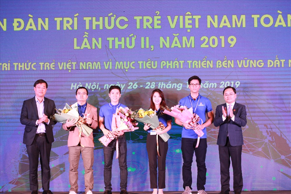 Những trí thức trẻ Việt Nam nhận giải bài báo cáo xuất sắc tại Diễn đàn trí thức trẻ Việt Nam lần 2. Ảnh T.Vương