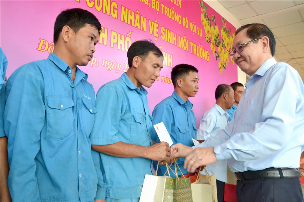Bộ trưởng Lê Vĩnh Tân trao quà cho công nhân có hoàn cảnh khó khăn. Ảnh: LT