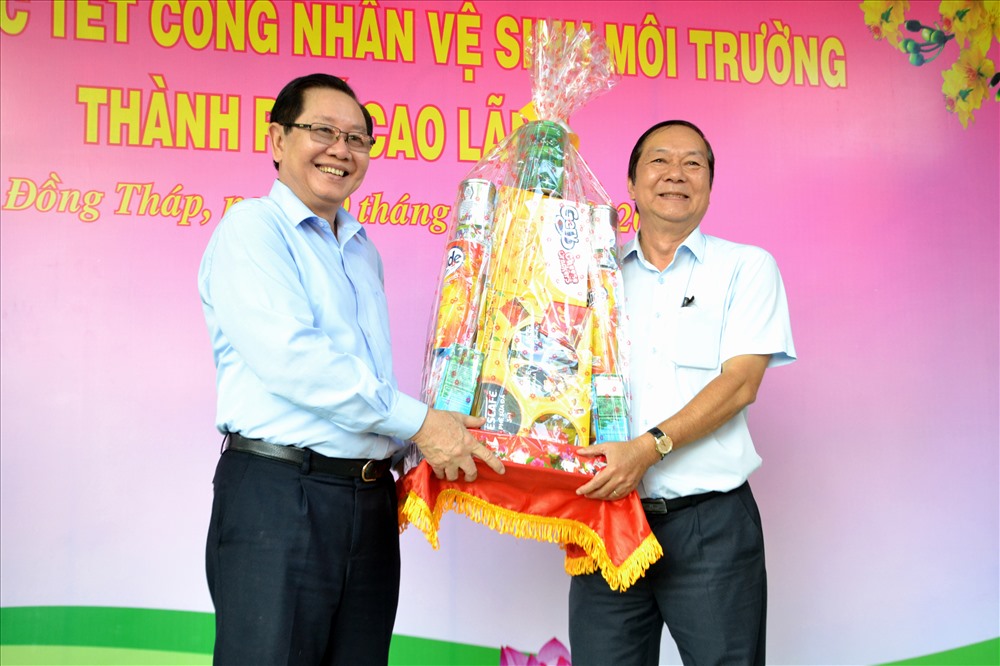 Bộ trưởng Lê Vĩnh Tân tặng quà cho lãnh đạo Công ty Cổ phần Cấp nước – Môi trường đô thị Đồng Tháp. Ảnh: LT