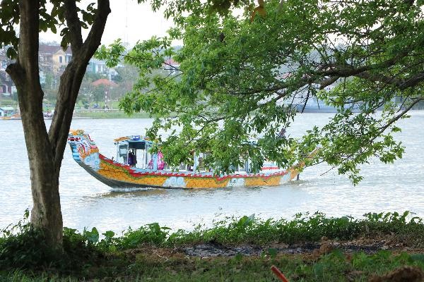 Thi thoảng lại được ngắm những chiếc thuyền rồng trôi nhẹ trên sông Hương thơ mộng. Ảnh: PĐ.