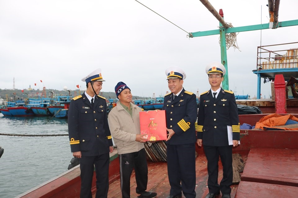 Lãnh đạo Bộ Tư lệnh Vùng 1 Hải quân thăm, tặng quà Tết ngư dân huyện Bạch Long Vĩ.