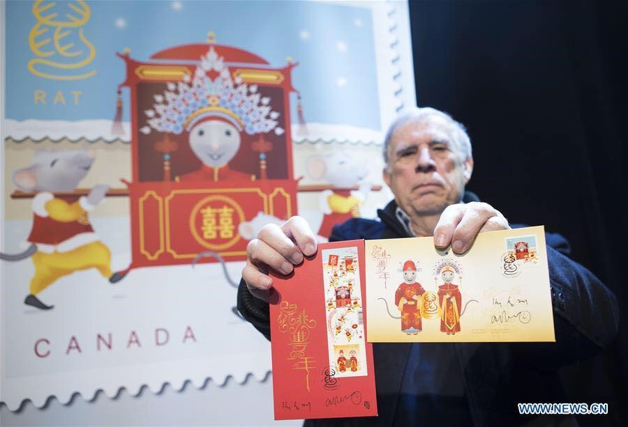 Nhà sưu tầm tem Walt Berry khoe bộ sưu tập mới chủ đề năm Canh Tý của ông tại trung tâm văn hoá Trung Quốc ở Toronto, Canada ngày 16.1.2020. Ảnh: Xinhua