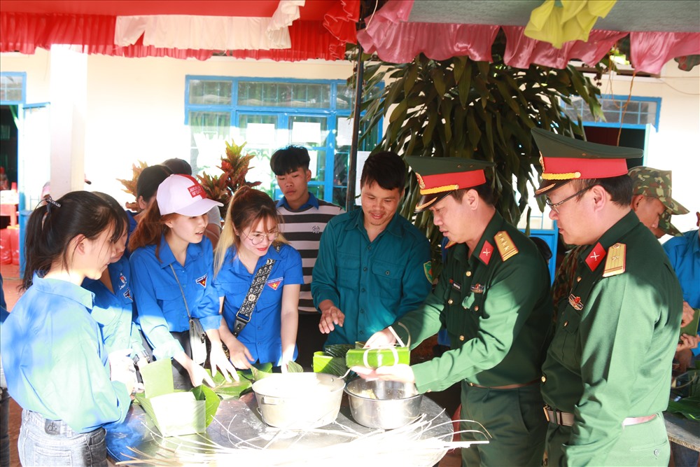 Ban Chỉ huy Quân sự huyện Đắk Mil còn tổ chức những cuộc thi thể thao giữa các chiến sĩ và người dân. Ảnh: VT