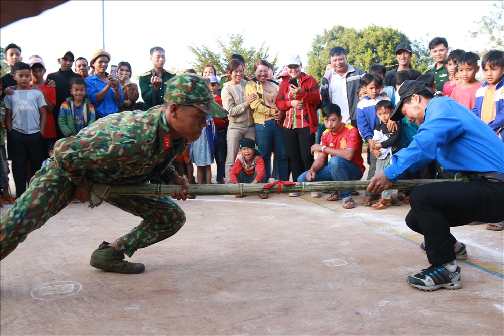 Ban Chỉ huy Quân sự huyện Đắk Mil còn tổ chức những cuộc thi thể thao giữa các chiến sĩ và người dân. Ảnh: VT