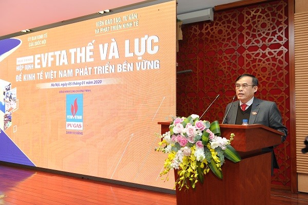 Ủy viên thường trực Ủy ban Kinh tế của Quốc hội Phùng Văn Hùng phát biểu tại Hội thảo