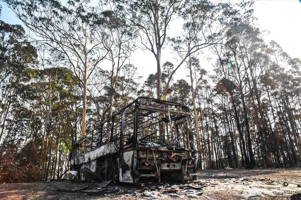 Một chiếc xe cháy trơ khung trong cháy rừng ở bang New South Wales, Australia. Ảnh: CNA