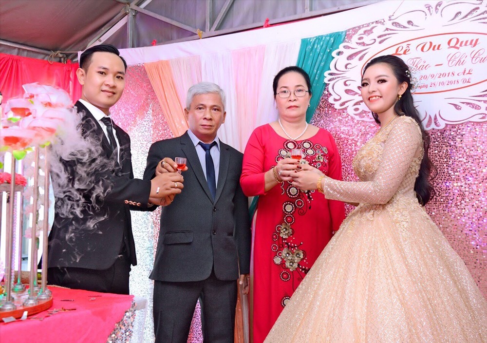 Bà Nguyễn Thị Hoà (thứ hai bên trái sang) trong ngày cưới của con trai. Ảnh: NVCC