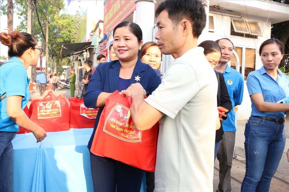 Lãnh đạo tỉnh và LĐLĐ tỉnh tặng quà, tiễn anh chị em công nhân lên xe