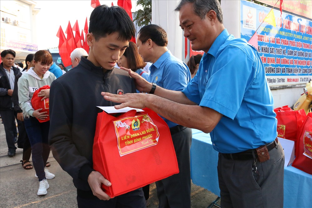 Lãnh đạo tỉnh và LĐLĐ tỉnh tặng quà, tiễn anh chị em công nhân lên xe