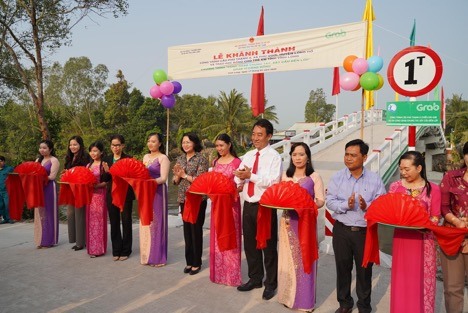 Phó Chủ tịch nước Đặng Thị Ngọc Thịnh khánh thành cây cầu mới, mang niềm vui đến trường an toàn cho học sinh Vĩnh Long. (Ảnh: Tất Đạt).