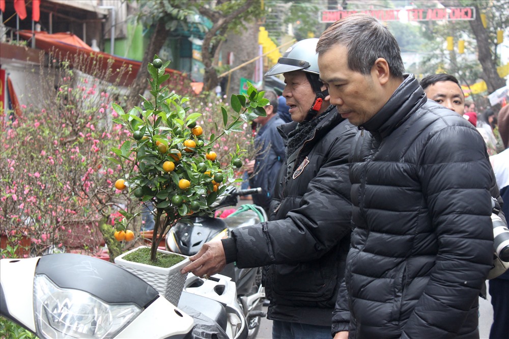 Đây là một trong ít những chợ hoa Tết mang “hương vị” Hà Nội xưa.
