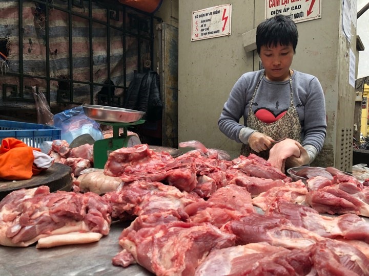 Chị Chiến cho biết, giá thịt lợn giảm nhưng sức mua của người dân không đáng kể. Ảnh: C.N