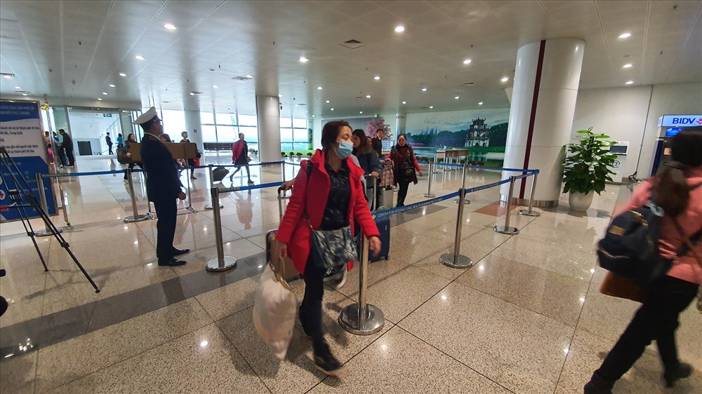 Hành khách từ Trung Quốc về Hà Nội tại cửa khẩu Nội Bài. Ảnh: T.D