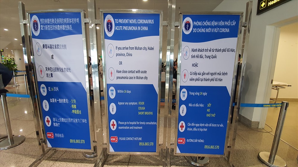 Cảnh báo từ phía ngành y tế đặt tại sân bay Nội Bài. Ảnh: T.D