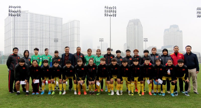 Phó Chủ tịch trường trực Trần Quốc Tuấn chụp ảnh lưu niệm cùng ban huấn luyện và các cầu thủ đội tuyển nữ Việt Nam. Ảnh: VFF