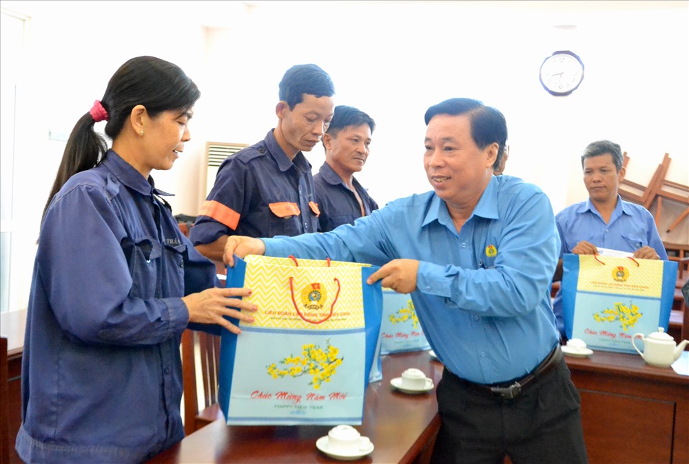 Ông Trần Thanh Việt tặng quà cho CNLĐ Cty CP Phát triển đô thị Kiên Giang. Ảnh: Lục Tùng