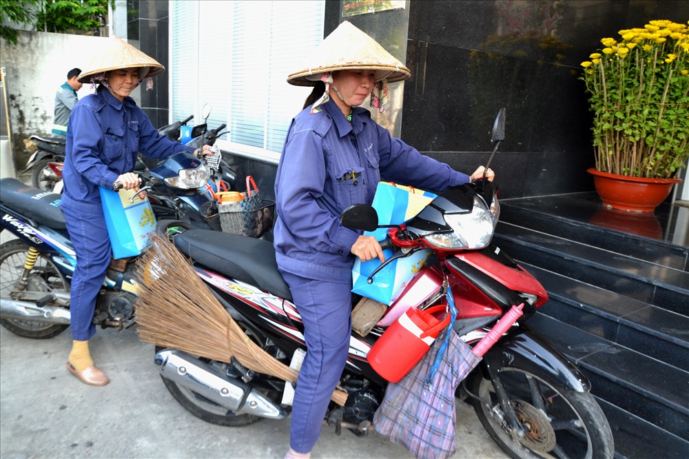 Sau nhận quà, CNLĐ tiếp tục làm việc. Ảnh: LT