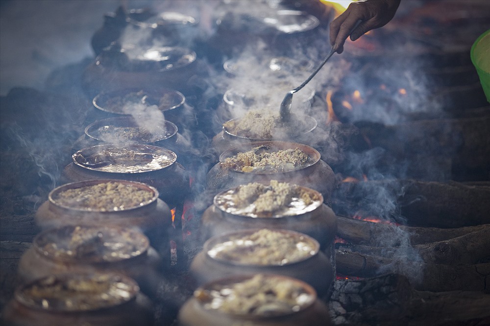 Những niêu cá thơm ngon chuẩn bị ra lò. Niêu cá trắm kho vốn xuất phát là món ăn dân dã của người dân Hà Nam, nay trở thành món ăn được ưa chuộng trong cả nước.