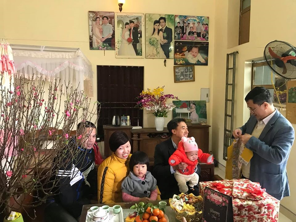 Sáng 21.1, tức 27 tháng Chạp, Tiến sĩ Trần Văn Thuấn - Giám đốc Bệnh viện K đã trực tiếp đến thăm hỏi, động viên và trao quà chúc mừng gia đình mẹ con bé Bình An.