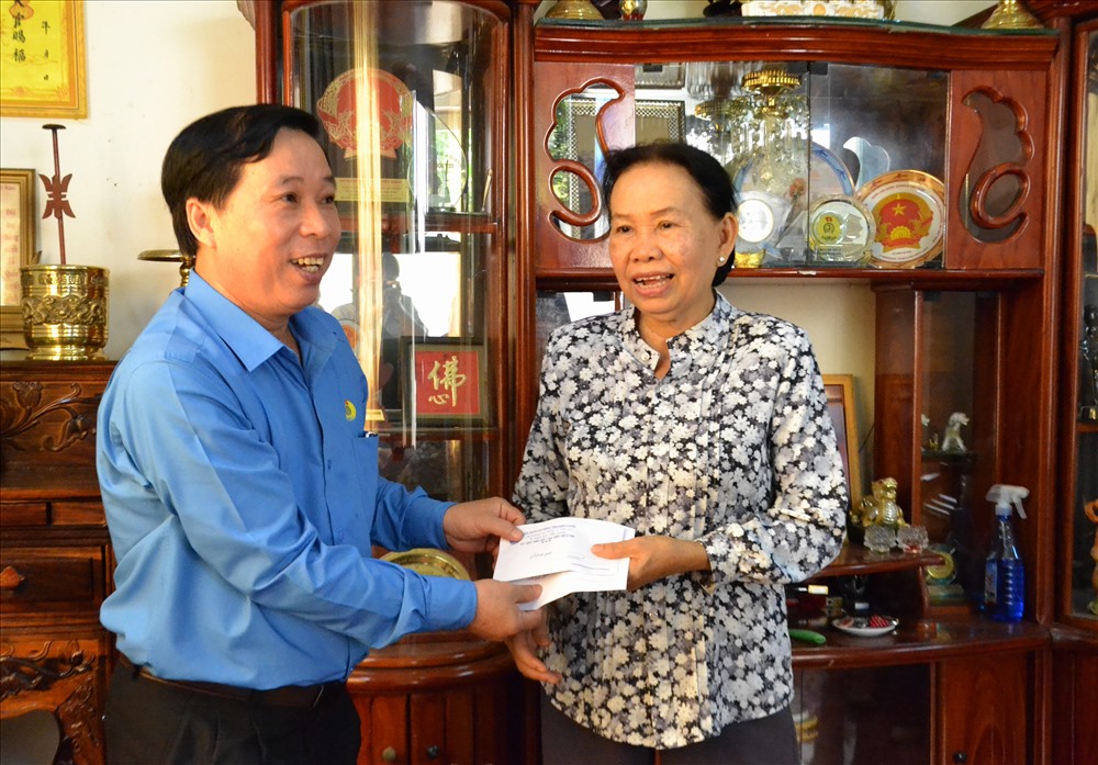 Thăm hỏi, chúc sức khỏe và tặng quà cho bà Nguyễn Thị Việt Nhân. Ảnh: LT