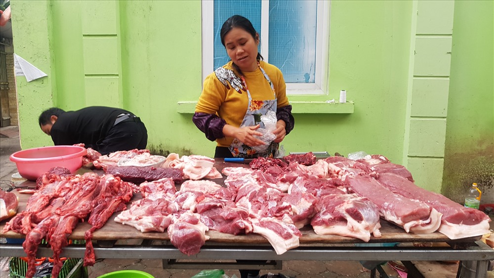 “Trưa rồi, giá thịt lợn giảm mà sạp thịt của tôi vẫn đầy nguyên“-chị Nguyễn Thị Tuyết (ngõ 56 Doãn Kế Thiện, Hà Nội) cho biết. Ảnh: Kh.V