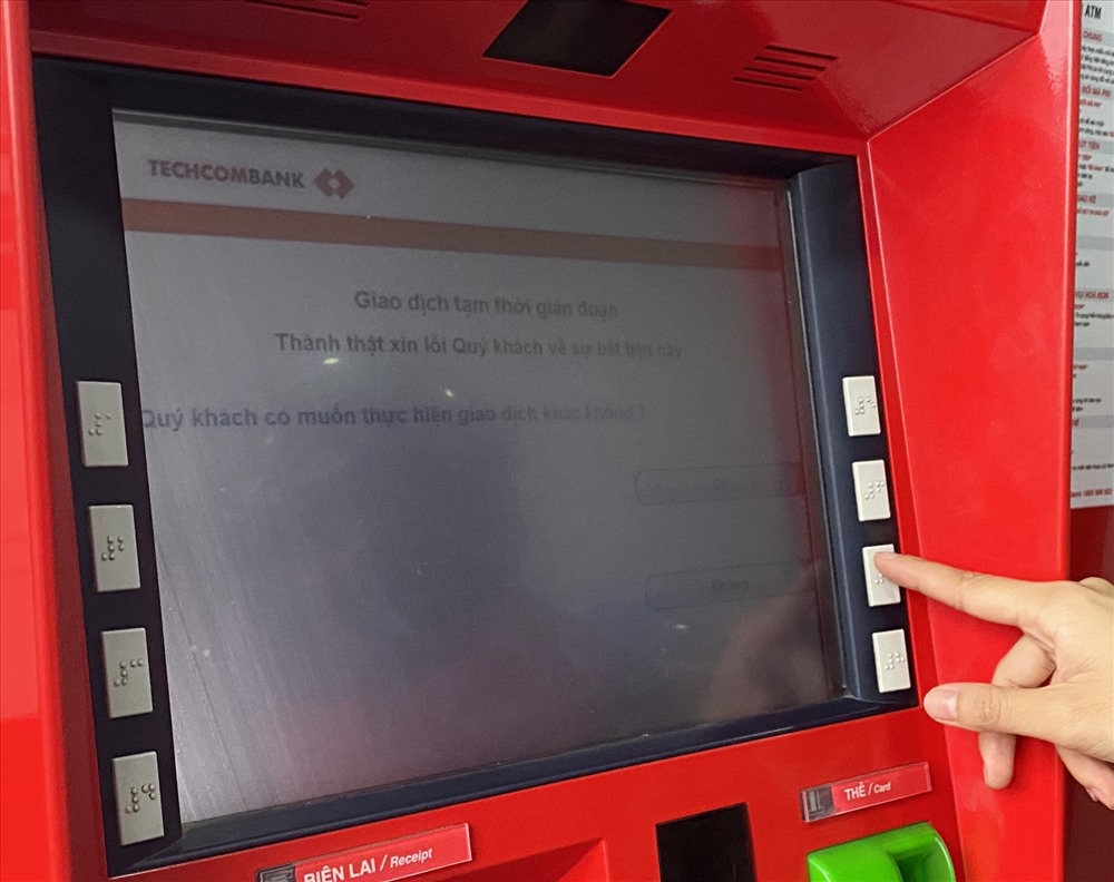 ATM của Techcombank trước cổng Khu công nghiệp Thăng Long báo. Ảnh L.Hương