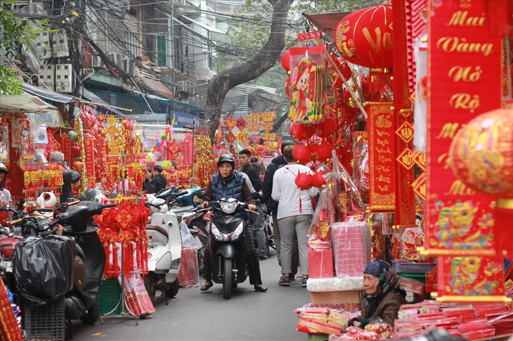 Một sắc đỏ kéo dài khắp khu chợ truyền thống