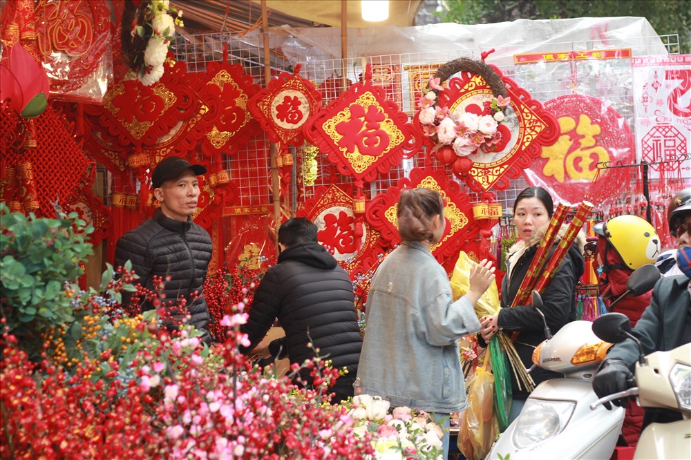 Không khí mua sắm tấp nập tại khu vực chợ hoa Hàng Lược dịp Tết Canh Tý.