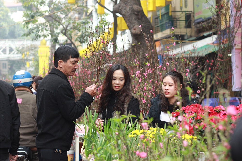 Chợ hoa Hàng Lược có thông lệ họp một phiên duy nhất vào dịp cận Tết, từ phiên họp cách đây hơn 100 năm đến nay, chỉ hoãn một lần duy nhất vào Tết Đinh Hợi năm 1947 do chiến tranh.