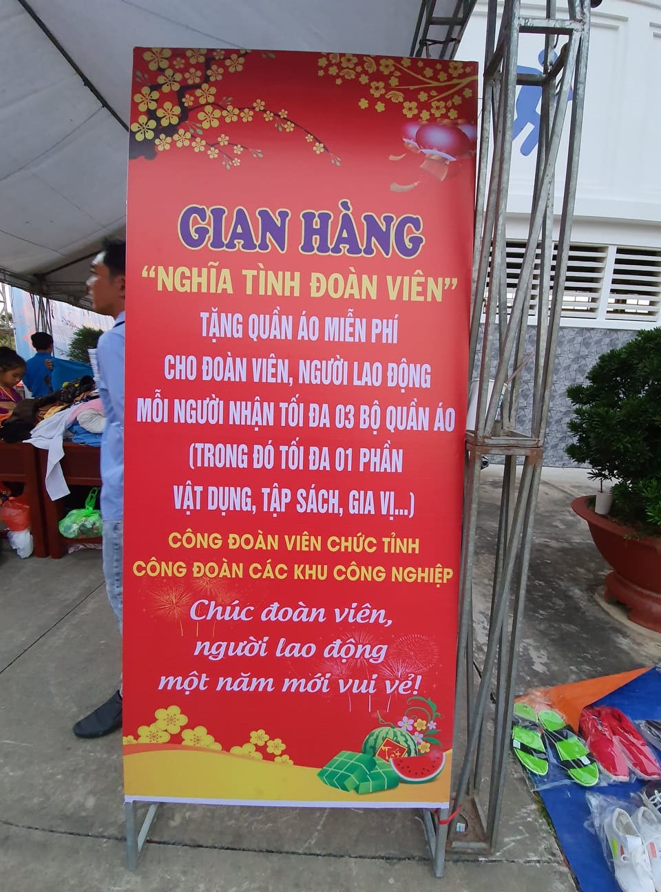 Gian hàng nghĩa tình công nhân với nhều mặt hàng không đồng tại Sóc Trăng (ảnh Nhật Hồ)